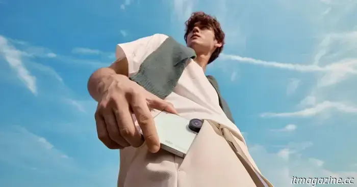 У крошечного телефона iKKO есть складывающаяся камера и клавиатура, чтобы удовлетворить вашу потребность в тактильных ощущениях.