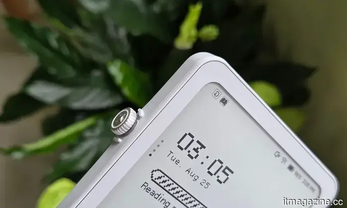 DuRoBo Krono review: An innovative approach to the phone-like e-reader that perhaps sets its sights a bit too high.