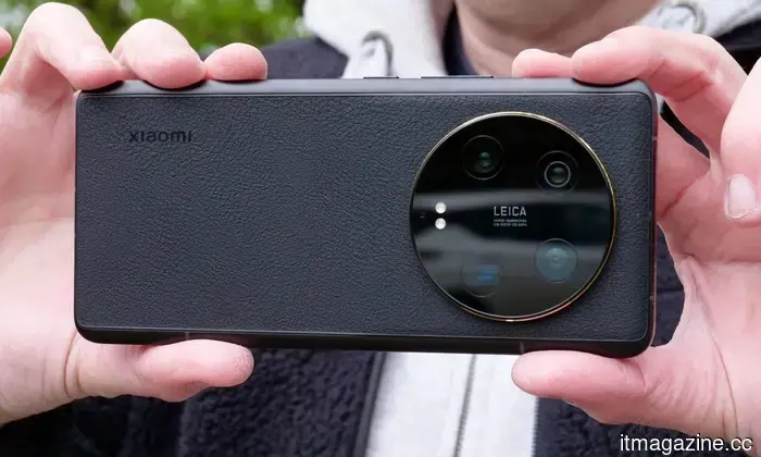 Notorious for being an "Apple copycat," this company presents a clever smartphone battery enhancement that Apple should emulate.