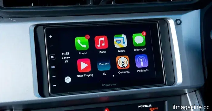 WhatsApp is now compatible with Apple CarPlay, but there is a drawback.