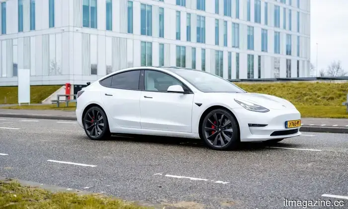 Tesla finalmente dice la verità sulla guida autonoma completa sulle auto vecchie, ed è speranza nell'oscurità