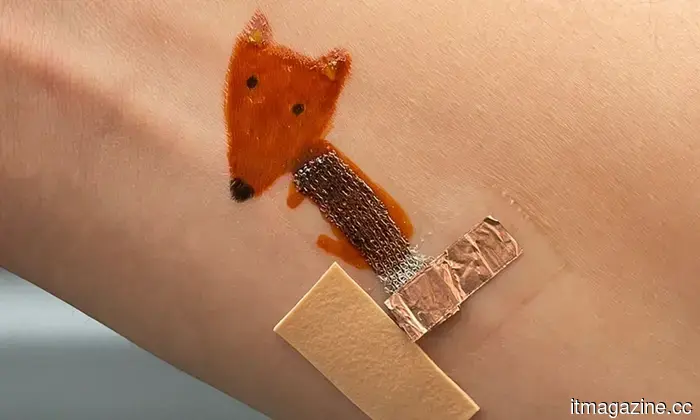 Puedes pintar este dispositivo portátil en tu piel como un tatuaje para monitorear la actividad de tu corazón y cerebro.