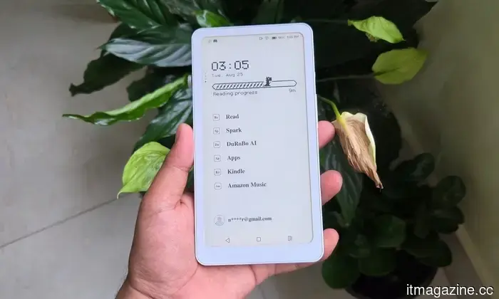 DuRoBo Krono review: An innovative approach to the phone-like e-reader that perhaps sets its sights a bit too high.