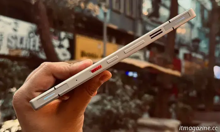 Ho provato il primo telefono al mondo raffreddato a liquido e ha fatto sembrare il mio iPhone insipido.