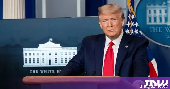 Президент Дональд Трамп подписывает меморандум, позволяющий американским агентствам взламывать транснациональные преступные группы за границей.