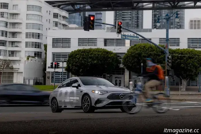 Questo è ciò che mi ha colpito di più della nuova tecnologia di assistenza alla guida della Mercedes.