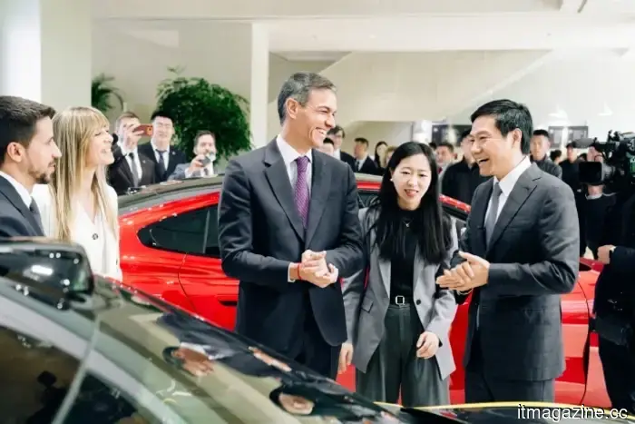 El Primer Ministro español, Pedro Sánchez, visita el Parque Tecnológico de Xiaomi en Pekín.