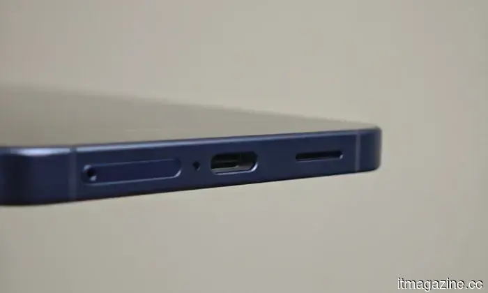 Samsung Galaxy S26 Review: This small flagship seems to be playing it a bit too safe.