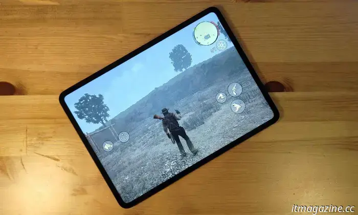 Обычный iPad — безжалостно эффективный планшет, и за $349 то, что он предлагает, почти невозможно превзойти. Он почти во всём попадает в цель: прочная сборка и плавная работа, насыщенное функциями ПО и долговечные обновления. Он идеально подходит для детей, школ и развлечений.

Много лет он оставался северной звездой для игроков в сегменте Android, но никому так и не удалось его затмить. Появляется OnePlus с Pad Go 2 — бюджетным Android‑решением, которое идёт немного иным путём, чтобы перевернуть рынок iPad, и почти справляется с этим.

Он не может окончательно побить iPad, но за $399 всё равно предлагает массу приятных вещей, которые делают его одним из самых сбалансированных Android‑планшетов. Я даже рискну назвать его лучшим Android‑планшетом по соотношению цены и качества на рынке, после пары недель использования его в качестве компаньона.

Экран, созданный и для работы, и для развлечений

Nadeem Sarwar / Digital Trends

На бюджете трудно найти приличный экран. Ограничения бюджета обычно сказываются на плотности пикселей, размере, яркости или плавности. OnePlus Pad Go 2 находит тонкий баланс — возможно, лучший — между всеми этими ключевыми показателями.

По сравнению с обычным iPad он предлагает больший экран (12,1‑дюймовый против 11‑дюймового) с разрешением 2800 × 1980 пикселей. По резкости плотность пикселей на OnePlus даже выше (284 против 264 PPI), а также он обеспечивает большую яркость — 600 нит (900 нит в режиме высокой яркости), тогда как iPad максимум 500 нит.

Это не разница день и ночь, но на улице читаемость лучше. Ещё один недооценённый плюс — соотношение сторон. Формат 7:5 лучше подходит для многозадачности с разделённым экраном по сравнению с более «квадратным» подходом iPad. Конечно, и полезная площадь экрана щедрее.

Nadeem Sarwar / Digital Trends

Если вы покупаете этот планшет в первую очередь для стриминга контента, он не разочарует. Поддерживается контент Dolby Vision, а соотношение сторон делает его удачным выбором по сравнению с 16:9 у многих Android‑планшетов и примерно 4:3‑подходом Apple.

Если вы планируете много играть или стримить игры из облака, этот экран для этого подходит лучше. Вы реже столкнётесь с вертикальными чёрными полосами (pillarboxing) или странным вертикальным кадрированием на OnePlus Pad Go 2 по сравнению с iPad.

Экран достаточно насыщенный, углы обзора тоже неплохие. Но что действительно выделяет этот планшет, так это частота обновления 120 Гц. Большинство планшетов в этом ценовом сегменте — включая iPad — остаются на обычной панели, а OnePlus Pad Go 2 поднимает план с экраном 120 Гц.

Эффект дополнительной плавности заметен сразу. Будь то обычное взаимодействие с OxygenOS 16, заметки со стилусом или просмотр игр — панель 120 Гц ощущается заметно более гладкой. В автоматическом режиме частота может падать до 30 Гц, но я бы оставался на пиковом значении, даже если это сказывается на батарее.

Tom Bedford / Digital Trends

Нельзя полностью испытать удовольствие от игр с частотой выше 60 FPS из‑за ограниченных ресурсов системы, но в тех немногих играх, где это удаётся с небольшой оптимизацией графики, впечатление довольно приятное. По моему опыту, режим 60 fps в играх — золотая середина для 120‑герцовой LCD‑панели OnePlus Pad Go 2, и он по‑прежнему приносит удовольствие.

Программное обеспечение делает его особенным

OnePlus серьёзно переключился в сторону AI‑ориентированного программного опыта на базе OxygenOS 16, но не переборщил. Напротив, ПО на базе Android 16 на планшете сохраняет своё очарование с множеством уникальных функций.

Боковая панель — одна из моих любимых. Внутренним свайпом вы получаете быстрый доступ к наиболее часто используемым приложениям и утилитам без отвлекающих перескоков между приложениями. Там же расположена панель файлов, которая скорее выступает как синхронизируемый универсальный контейнер для файлов, то есть glorified буфер обмена.

Nadeem Sarwar / Digital Trends

Для элементов, к которым вы часто обращаетесь, можно быстро «припарковать» их здесь и получать доступ без необходимости рыться в локальном хранилище. Более того, если у вас под рукой есть телефон OnePlus, вы можете синхронизировать панель файлов между устройствами. В том же духе есть аккуратная система зеркалирования экрана, работающая как мост iPhone‑Mac.

OnePlay даже создала систему ретрансляции приложений, которая позволяет транслировать контент телефона на экран планшета. Мне нравится режим заметок на заблокированном экране, который позволяет сразу начинать каракули на экране блокировки, не проходя через разблокировку и запуск приложения.

Есть и несколько функций на базе ИИ, которые справляются с рутинными задачами вроде перевода, суммаризации, редактирования изображений и прочего. Им бы не помешала доработка. Например, функция AI‑writer не работала в предустановленном приложении заметок, и я также не смог запустить её на веб‑страницах в Chrome.

Nadeem Sarwar / Digital Trends

Реализация управления окнами приложений у OnePlus довольно интуитивна, особенно жесты. И да — она лучше, чем то, что предлагает iPadOS 16 на iPad. Жесты перетаскивания, смена окон и управление прозрачностью в OxygenOS 16 — заметные элементы пользовательского опыта.

Единственный большой недочёт — Open Canvas, который позволяет запускать три приложения рядом. Он мне очень понравился на складном OnePlus Open, но по какой‑то причине его нет в OnePlus Pad Go 2. Видимо, из‑за ограничений ресурсов. Ещё одна функция, которой явно не хватает — OnePlus Mind Space.

Ещё один небольшой, но заметный плюс — масштабируемые иконки. По сути, вы можете растянуть значок приложения и добавить быстрые действия внутри той же «пузырьковой» иконки. Например, значок приложения Perplexity можно растянуть, чтобы сразу запустить голосовой режим или режим камеры.

Взлёты и недостатки

Nadeem Sarwar / Digital Trends

За запрашиваемую цену OnePlus Pad Go 2 предлагает много. OnePlus оснастила его SoC MediaTek Dimensity 7300‑Ultra в паре с 8 ГБ оперативной памяти и до 256 ГБ встроенного хранилища. Это довольно мощная связка для базовых задач, потокового видео, казуальных игр и лёгкого видеомонтажа.

Он довольно уверенно тянул Devil May Cry на 60 fps, и Call of Duty: Mobile также была приятной при пресете «high» с достойными графическими настройками. Просто не ждите от него такой же визуальной мощи и плавности в Zenless Zone Zero.

Для сравнения, бенчмарк Geekbench показывает, что чип A16 в iPad примерно на 50% быстрее в многопоточном тесте и впечатляющие 150% быстрее в одноядерном. Этот разрыв не так заметен в повседневном использовании. OnePlus Pad Go 2 справляется с мультимедиа и играми вполне нормально.

Nadeem Sarwar / Digital Trends

Акустическая система может играть довольно громко, и звук приятен на уровне громкости около 50%. Но по мере повышения громкости вы услышите искажения и рваные артефакты, а бас уходит на задний план. iPad не выглядит драматически лучше, но в целом звучит более утончённо и сдержанно.

Автономность здесь — победитель. Батарея ёмкостью 10 050 мА·ч внутри OnePlus Pad Go 2 легко вытянет более 12 часов стриминга. Если вы не в режиме марафонного просмотра, планшет проживёт больше суток и даже без труда дотянет до второго дня. Потребление в простое, к счастью, не прожорливое.

Планшет поддерживает проводную зарядку 33 Вт, что по меркам OnePlus крайне медленно, но всё же заметно опережает iPad. Однако пополнение заряда — испытание терпения. С комплектным адаптером 33 Вт планшету требуется почти два часа, чтобы полностью зарядиться.

Nadeem Sarwar / Digital Trends

Эту модель можно взять и в 5G‑варианте, что довольно приятно. Сборка, в свою очередь, минималистична и очень надёжна. Однако чёрная версия, попавшая мне на обзор, быстро покрывается пятнами от пальцев, и довольно заметно.

В целом OnePlus Pad Go 2 — отличная альтернатива, если вы только погружаетесь в мир планшетов, но не хотите привязанного опыта iPad. В сегменте Android при текущей цене ему нет равных. И здесь есть достаточно заметных преимуществ, чтобы даже покупателей iPad заставить задуматься, что может дать им премия в $50.