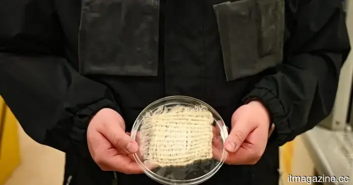 This jacket extracts drinking water directly from the atmosphere.