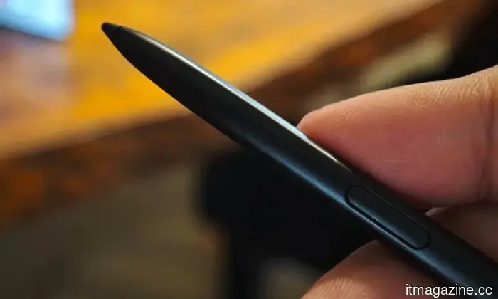 The Motorola Raze Fold brought back my appreciation for the phone stylus, and I realized how much I've missed using it.