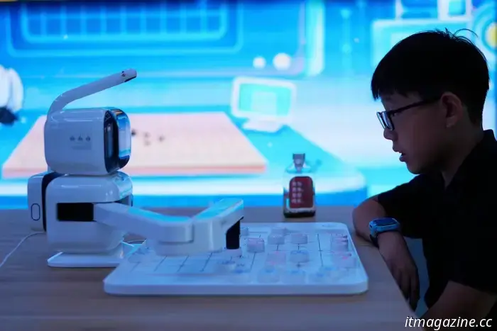 En China se inauguró una tienda de robots androides.