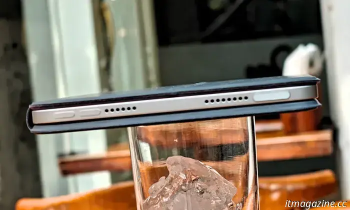 Я попробовал использовать крошечную клавиатуру iPad mini. Это был потрясающий опыт.