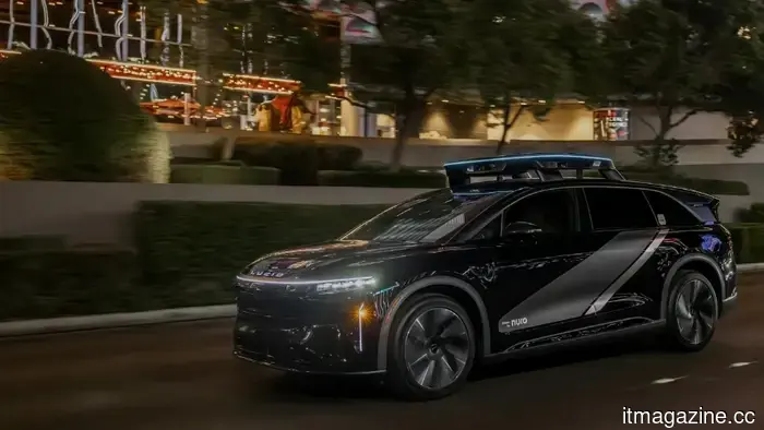 Uber e Nuro iniziano i test sui dipendenti di un robotaxi Lucid Gravity