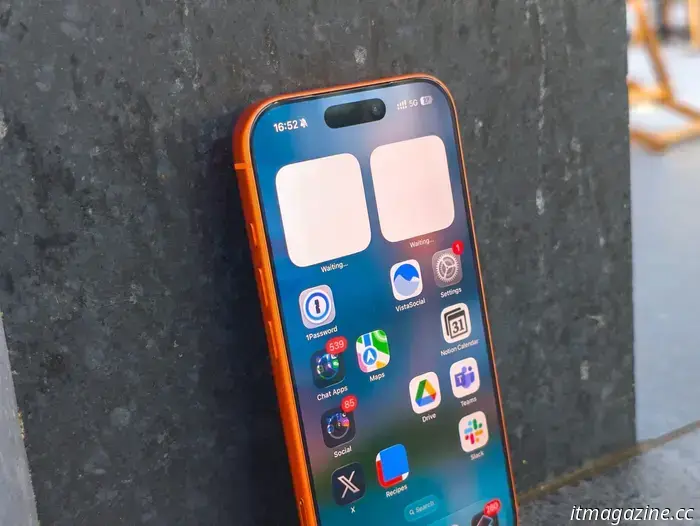 Il telefono pieghevole di Apple potrebbe arrivare nel 2026, ma non sarà ancora in vendita.