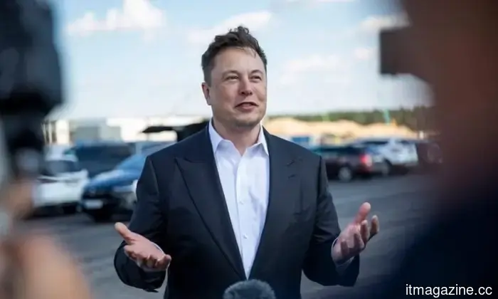 A billionaire from the cryptocurrency world will guide humanity to Mars aboard Musk's Starship.