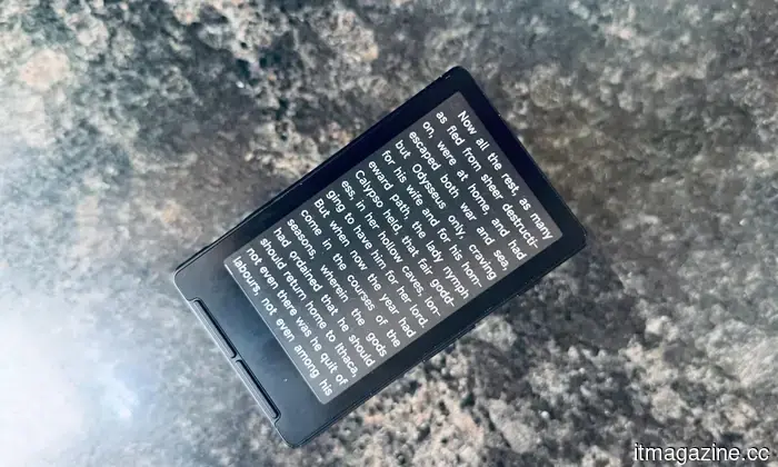 Recensione di Xteink X4: Dubitavo di questo piccolo e-reader, ma ha corretto le mie cattive abitudini di utilizzo dello schermo.