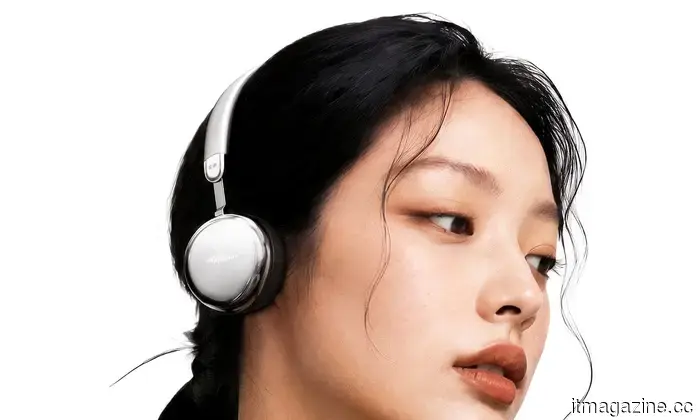 Edifier’s latest budget headphones feature song lyrics displayed on the earcups, and I'm perplexed.