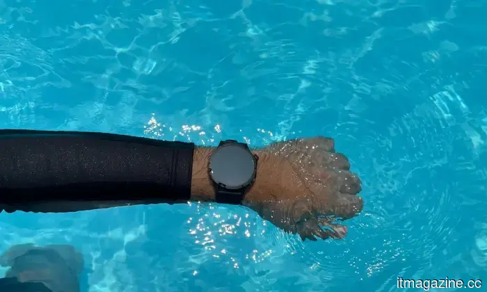 Ho portato questo smartwatch Oppo a nuotare e ha tracciato tutto tranne le mie scuse.