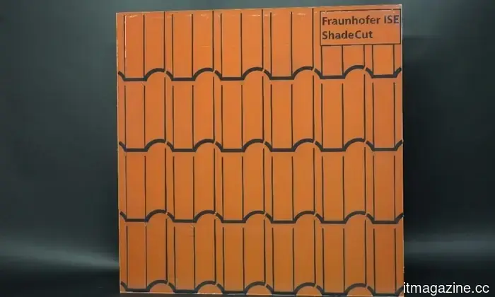 I giorni dei brutti pannelli solari potrebbero finalmente essere finiti. Dite ciao a piastrelle artistiche e colorate!