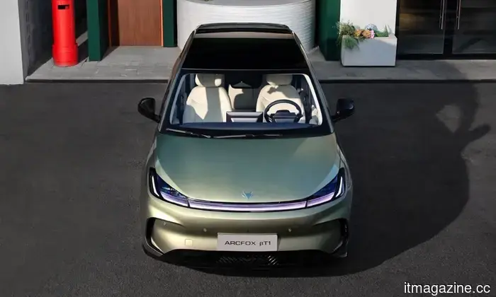 Китайский партнер Mercedes создал электромобиль, который стоит менее 10 000 долларов и выглядит обманчиво стильно.