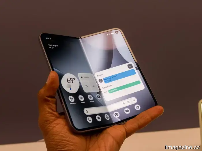 The Razr Ultra 2026 embodies everything a flip phone ought to be, but I refuse to spend $1,500 on it.