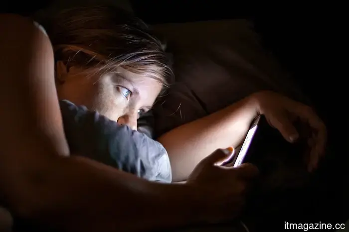 Le cattive abitudini di utilizzo dello schermo sono un fattore chiave dietro il terribile sonno e la salute mentale dei giovani, afferma la ricerca.