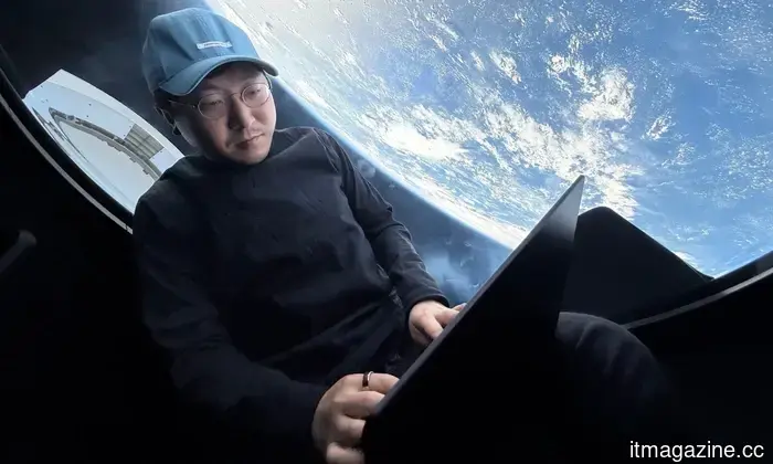 A billionaire from the cryptocurrency world will guide humanity to Mars aboard Musk's Starship.