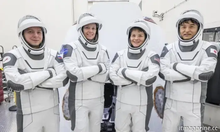 В замедленной съемке видно, как спутники Starlink излучают свет в космосе