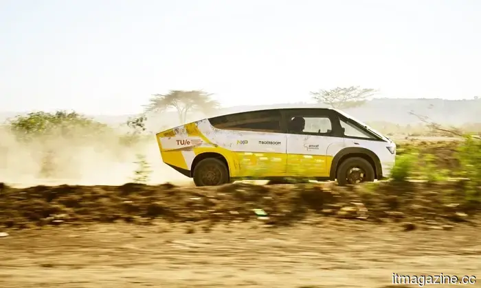 Un'ambulanza solare ha affrontato con successo 500 miglia di terreno difficile.