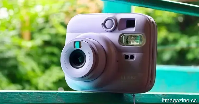 Recensione della Fujifilm Instax Mini 13: Questa macchina fotografica istantanea mi ha conquistato con il suo fascino retrò senza fronzoli