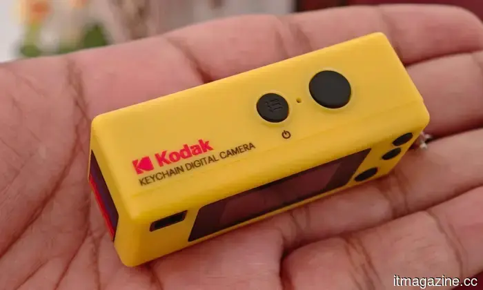 Compré la cámara de llavero viral de Kodak, y las malas fotos son parte de su encanto.