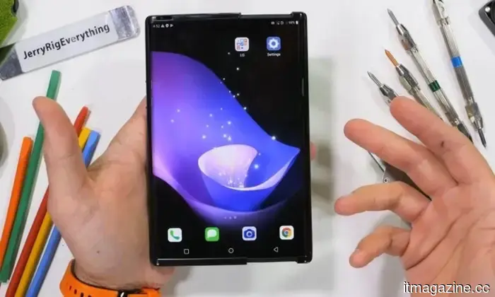 The first smartphone featuring color e-ink and LCD has just been unveiled.