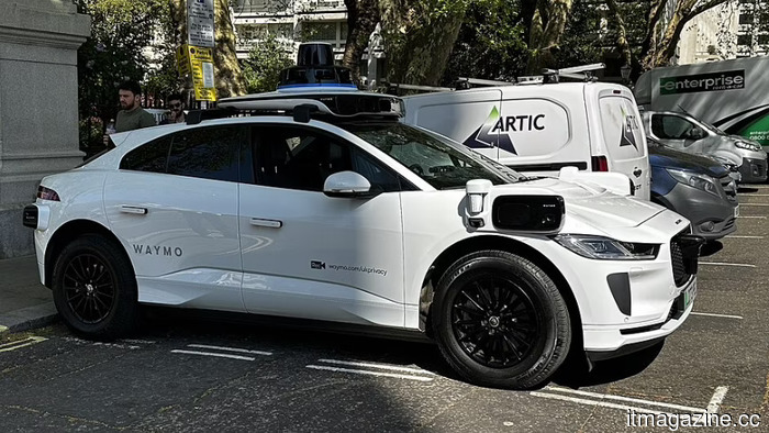 Waymo sigue aparcando en zonas de remolque en Austin. Ha sido multada 64 veces.