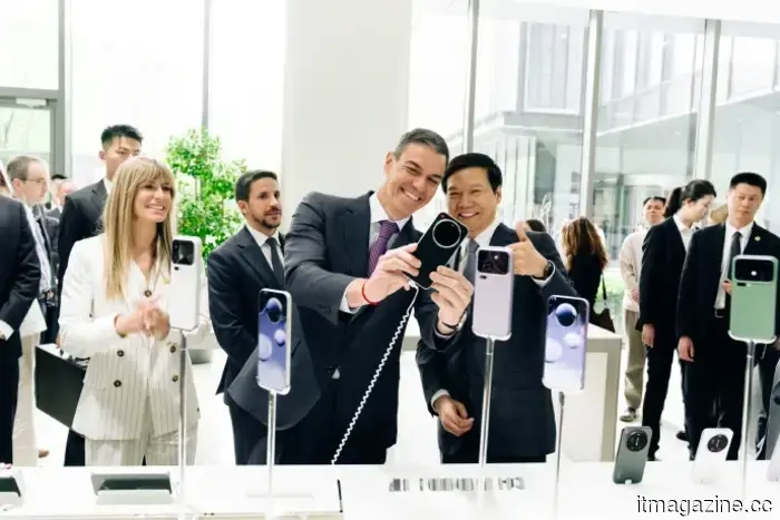 El Primer Ministro español, Pedro Sánchez, visita el Parque Tecnológico de Xiaomi en Pekín.