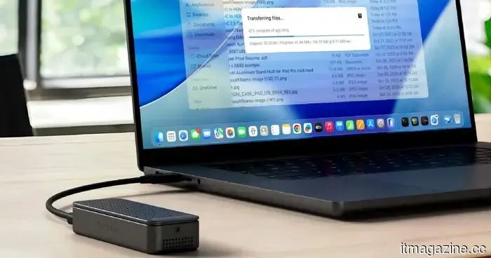 Questo involucro SSD compatto ha un raffreddamento attivo per mantenere velocità di 80Gbps per tutto il tempo necessario.