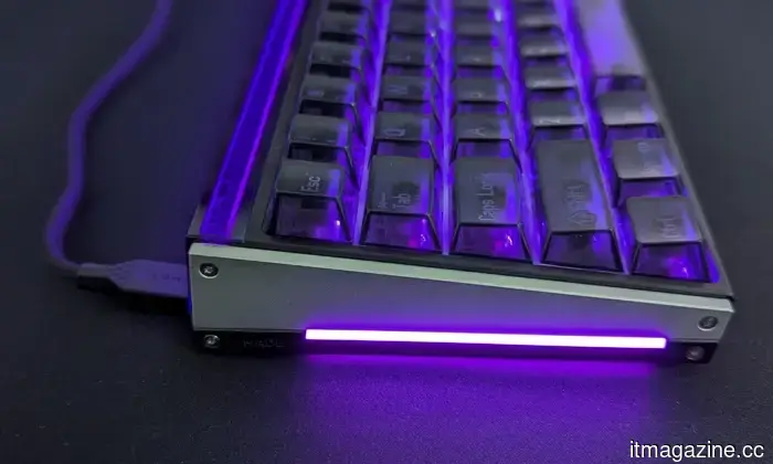 I came across a peculiar MelGeek lighting feature and transformed my keyboard into a Tetris game.
