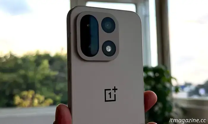 Ho recensito il OnePlus 15 e non voglio separarmene.