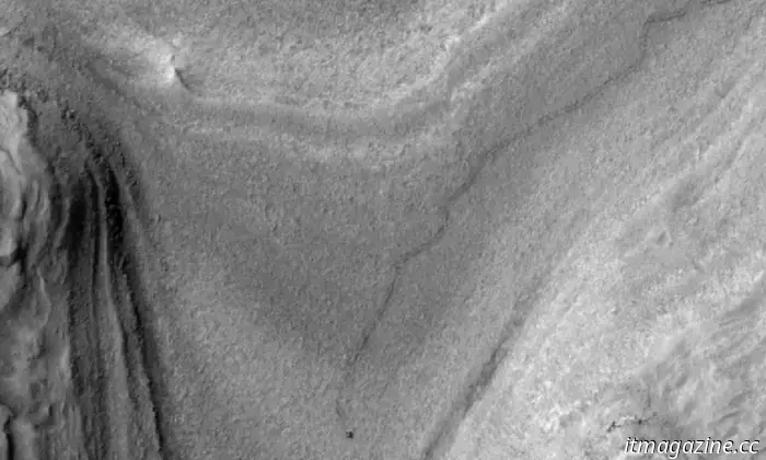 La NASA captura una notable imagen aérea del Curiosity atravesando Marte