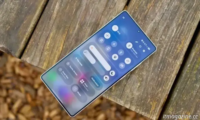 Samsung Galaxy Z Fold 6 and Flip 6 begin receiving the One UI 7 beta update.