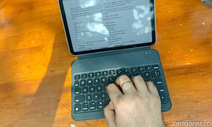 Я попробовал использовать крошечную клавиатуру iPad mini. Это был потрясающий опыт.