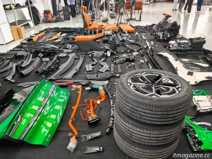 Генеральный директор Xiaomi разобрал YU7 в прямом эфире из-за опасений по поводу безопасности и поставил цель по поставкам на 2026 год — 550 000 единиц.