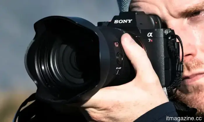 По цене $4,499 Sony A7R VI обходится дешевле A1 II на $2,000 и при этом сохраняет 30 кадров в секунду.