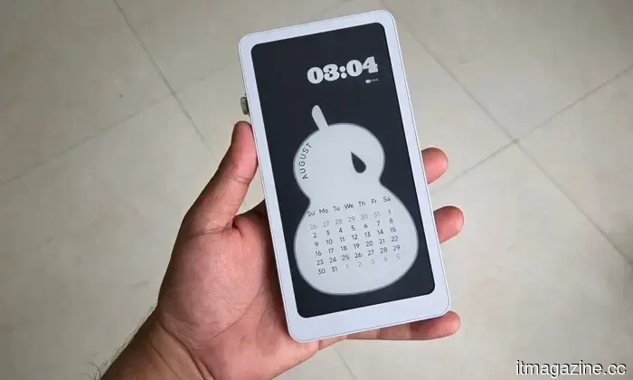 DuRoBo Krono review: An innovative approach to the phone-like e-reader that perhaps sets its sights a bit too high.