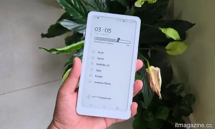 DuRoBo Krono review: An innovative approach to the phone-like e-reader that perhaps sets its sights a bit too high.