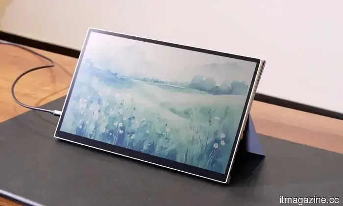 Radiant Monitor 2 adotta un approccio illuminato dal sole per risolvere il problema del riflesso e dell'alimentazione.