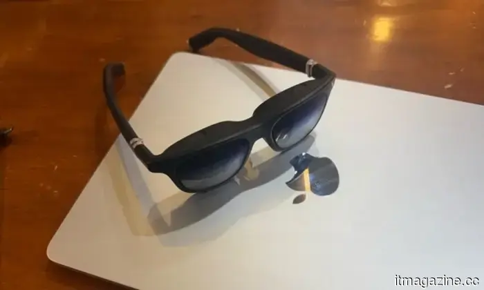 Anche gli occhiali smart di Realities portano il terminale di codifica al tuo occhio.