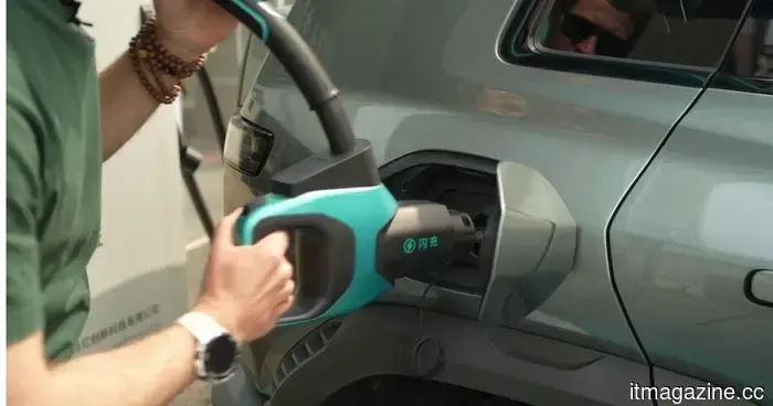 BYD's incredibly rapid Flash charging technology for electric vehicles became so hot that it could roast a turkey.