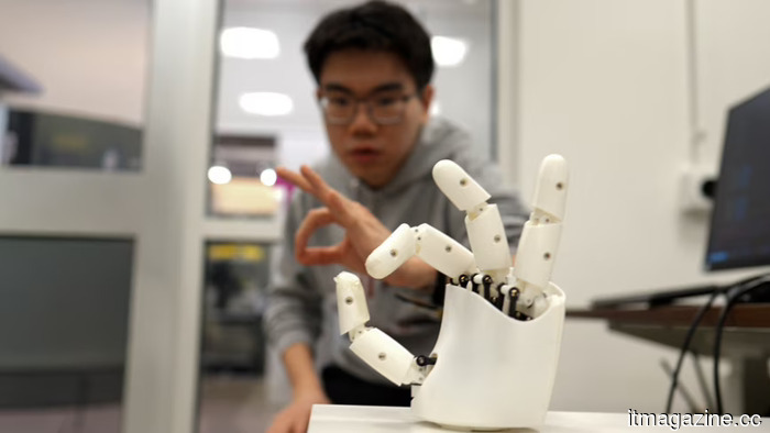 La pulsera de ultrasonido del MIT rastrea cada movimiento de los dedos y te permite controlar una mano robótica en tiempo real.