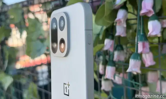 Ho recensito il OnePlus 15 e non voglio separarmene.